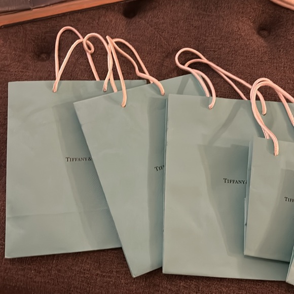 Assorted sizes Tiffany & Co. bags - Picture 2 of 5